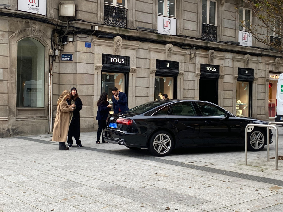 Eugenia Silva sorprende a los compradores del Zara de la calle Compostela