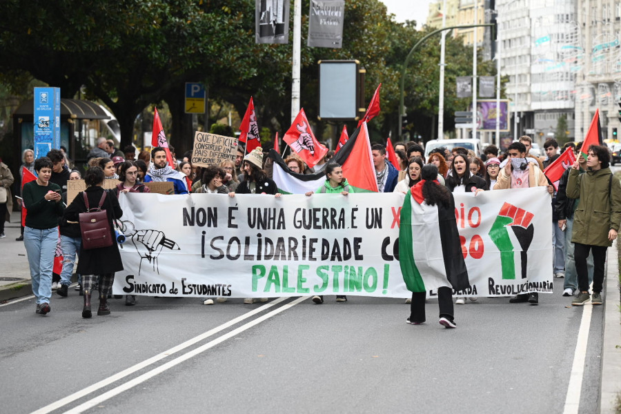 Un centenar de estudiantes se manifiesta en A Coruña: “¡María Pita loitaría pola causa palestina!”