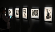 Claudia Schiffer se rinde a la exposición de Helmut Newton en A Coruña
