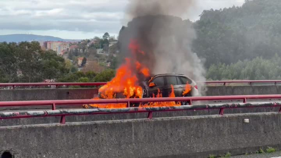 Arde un coche un coche en Bueu tras ser perseguido desde Marín