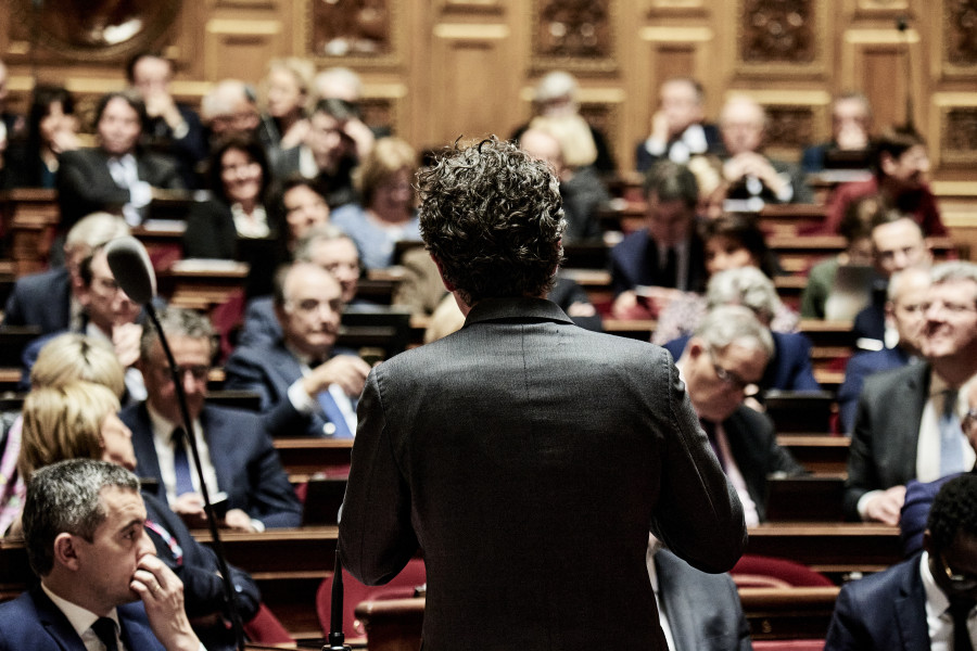 El senador acusado de drogar a una diputada en Francia, suspendido por su partido