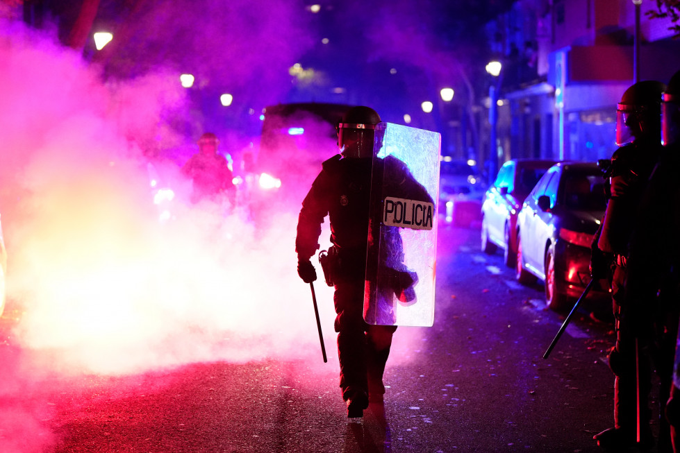 Un policía antidisturbios en Ferraz