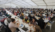 Centenares de personas dan buena cuenta de más de un millar de centollas  en el puerto de Lorbé