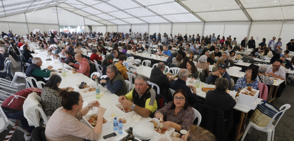 Centenares de personas dan buena cuenta de más de un millar de centollas  en el puerto de Lorbé