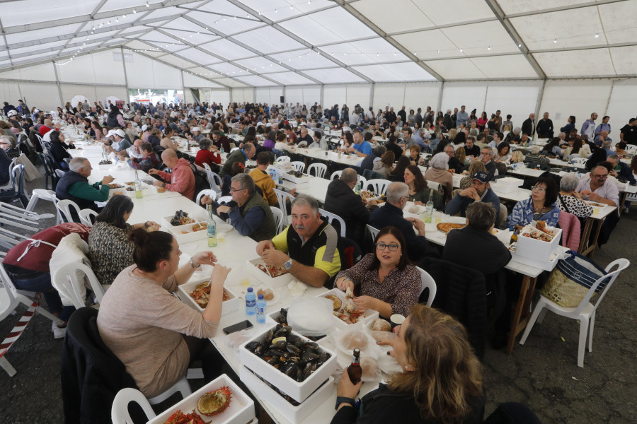 Centenares de personas dan buena cuenta de más de un millar de centollas  en el puerto de Lorbé