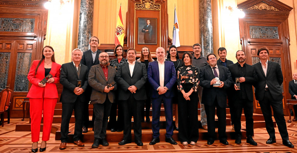 Los ganadores de los Premios Prismas, junto a Gonzalo Castro y el resto de anfitriones  Pedro Puig