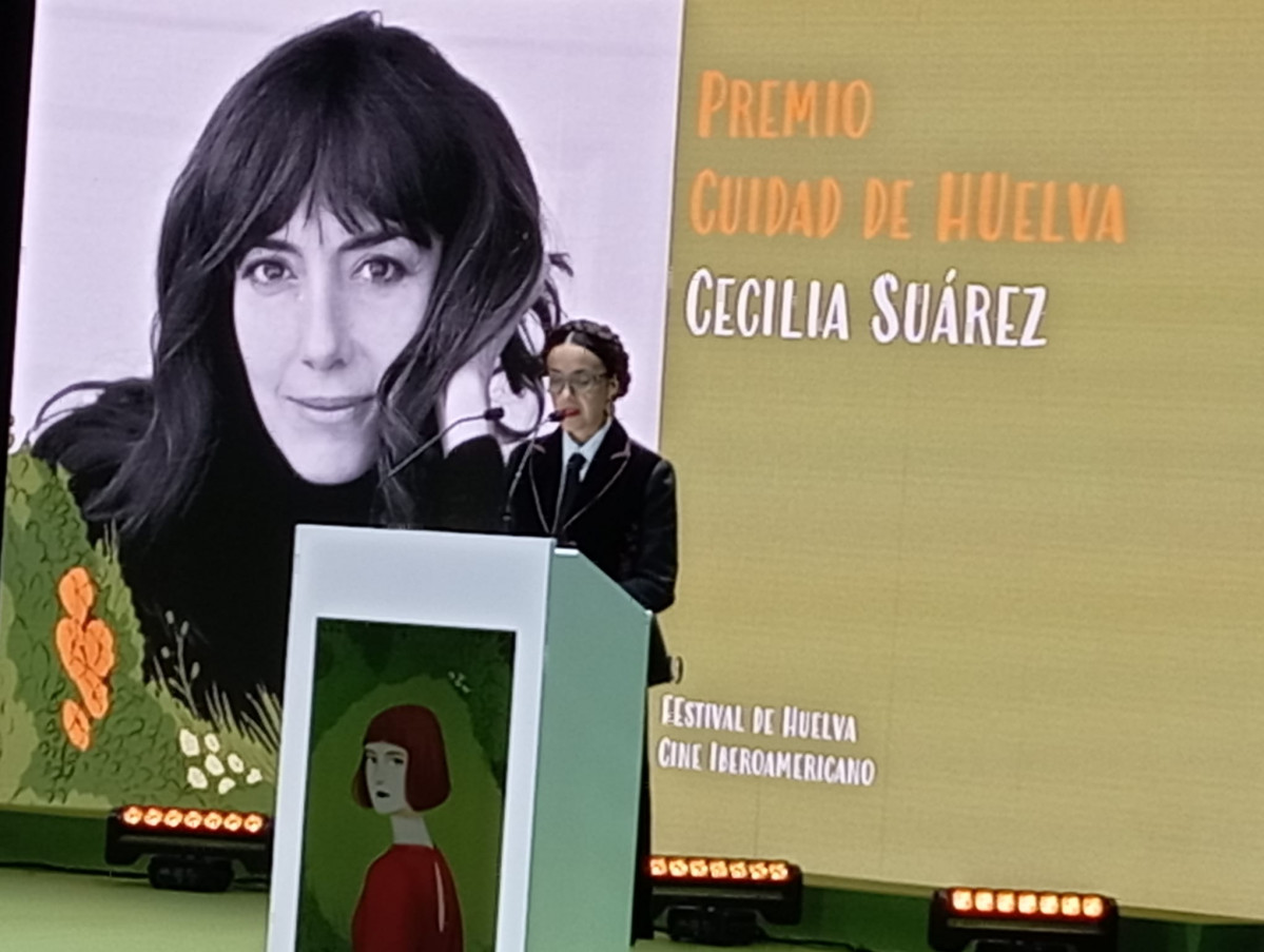 La actriz mexicana Cecilia Suu00e1rez se dirige al auditorio tras recibir u00e9l galardu00f3n