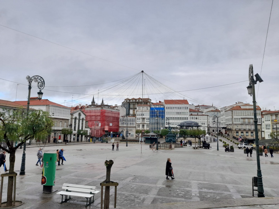 Reportaje | La Navidad transforma en una pintoresca ‘pista de circo’ la plaza de O Campo de Betanzos