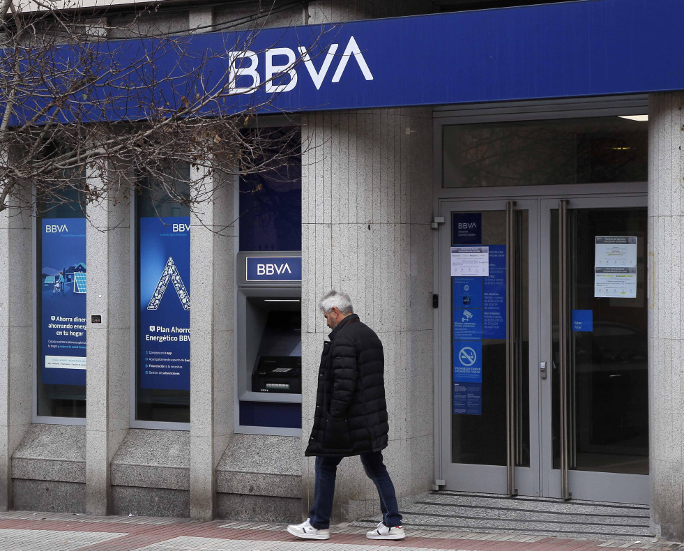 A Coruña.  Un encapuchado atraca a punta de cuchillo un banco en Os Mallos y se lleva calderilla