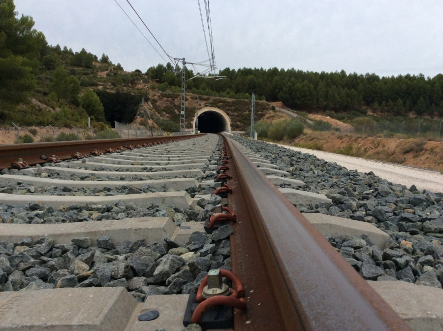 Un desprendimiento deja sin trenes la línea León-A Coruña entre San Clodio y Freixeiro