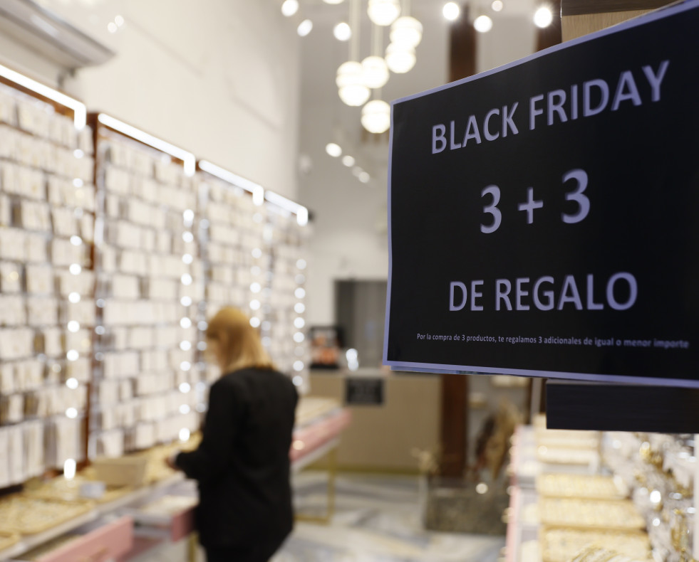 Cartel anunciador de la campaña de rebajas Black Friday @ Mariscal (EFE)