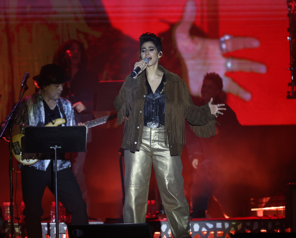 Alba Flores, hija del homenajeado, durante el primer homenaje oficial a Antonio Flores, celebrado este viernes en el Palacio de Vistalegre. EFE Kiko Huesca