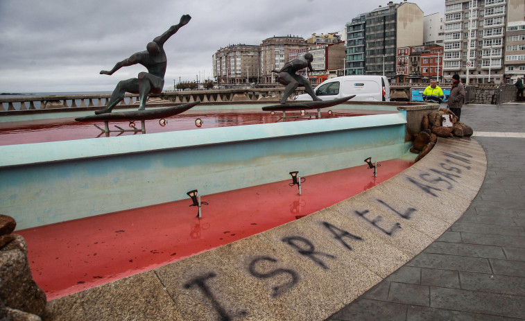 Pintada en contra de Israel en la fuente de los Surfistas de A Coruña