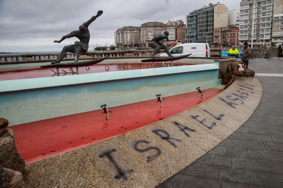 Pintada en contra de Israel en la fuente de los Surfistas de A Coruña