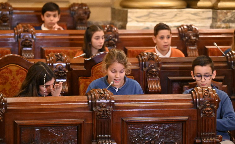 María Pita ofrece a los niños participar en el Gobierno local de A Coruña por el Día Mundial de la Infancia