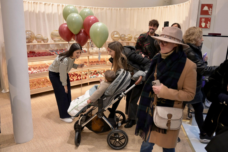 La tienda de Zara en la calle Compostela regala la Navidad a los coruñeses