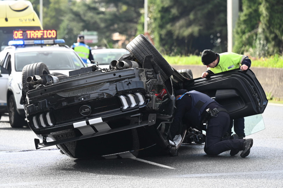 Un coche colisiona en Alfonso Molina, vuelca y se queda cruzado en el carril central