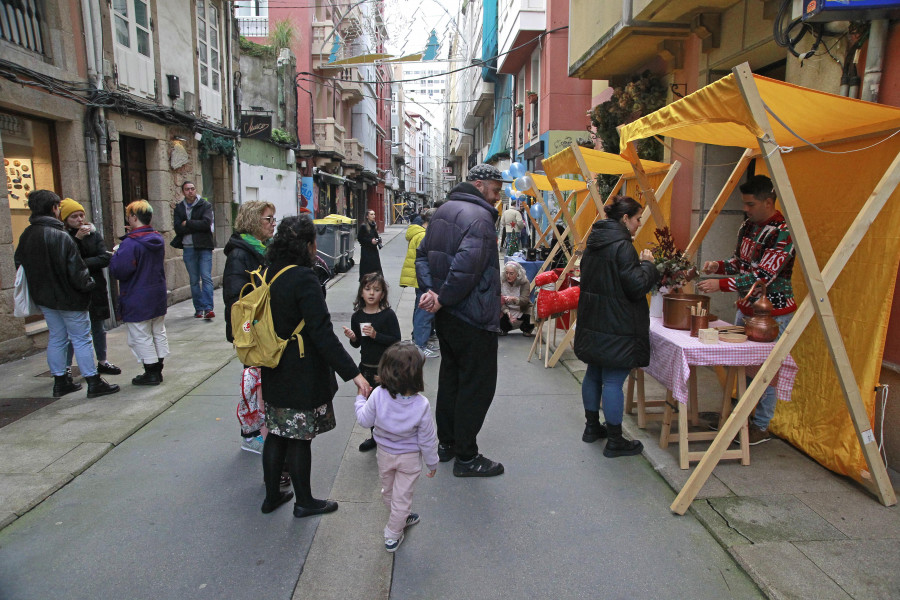 El Orzán celebra un año de vida del mercado que convirtió esta calle en un lugar de reunión