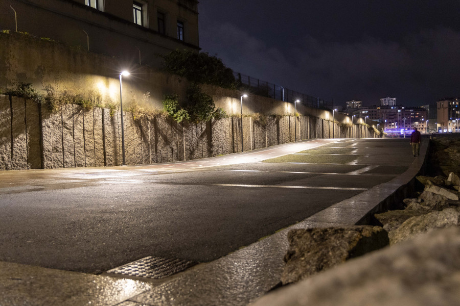 El paseo marítimo de A Coruña estrena luces en las Esclavas