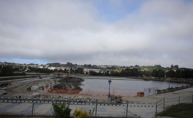 Una persona cae a la ría de O Burgo en Cambre