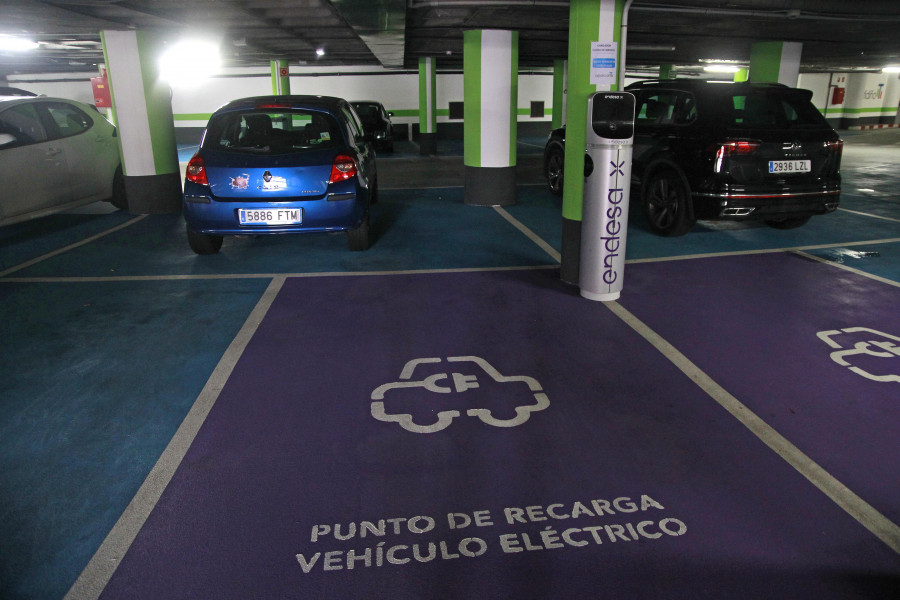 La falta de puntos de recarga, el principal obstáculo para la movilidad eléctrica coruñesa