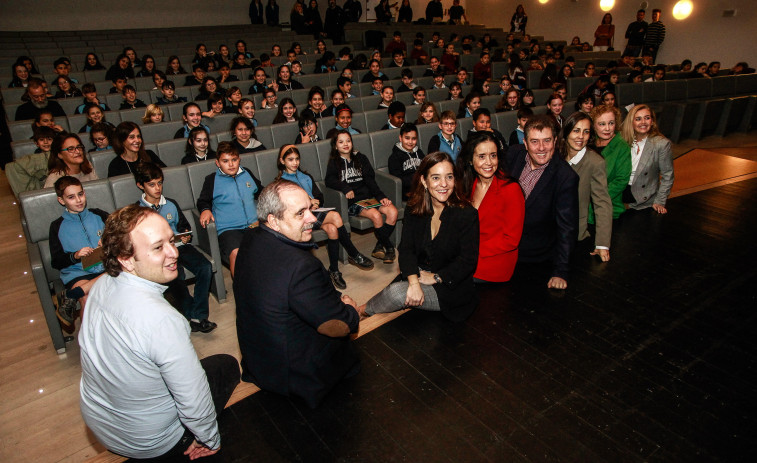 Alumnos de tres centros educativos coruñeses, cara a cara con el Gobierno municipal