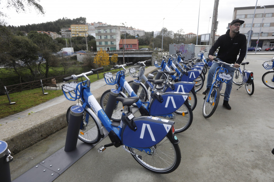 Arteixo estrena sin incidencias su nuevo servicio de alquiler de bicis