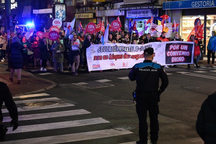 Más de cien profesoras de escuelas infantiles marchan por el centro de A Coruña