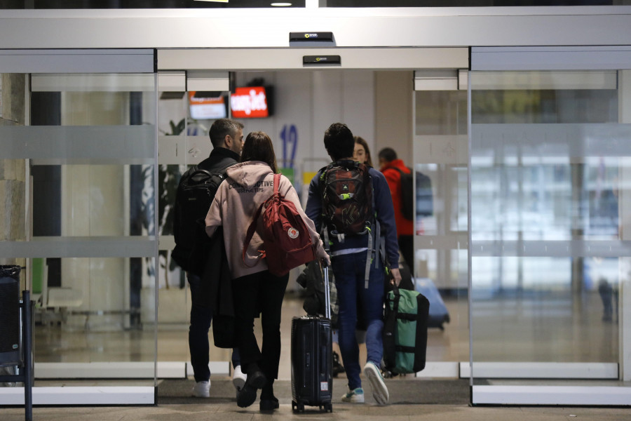 Segundo mes consecutivo con descenso de pasajeros en el aeropuerto de A Coruña