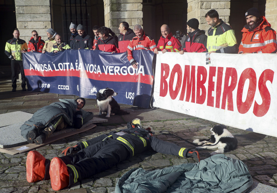 Los bomberos en huelga inician una acampada indefinida en el Obradoiro