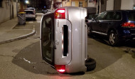 Un conductor ebrio vuelca su coche al lado de la Policía Local de A Coruña