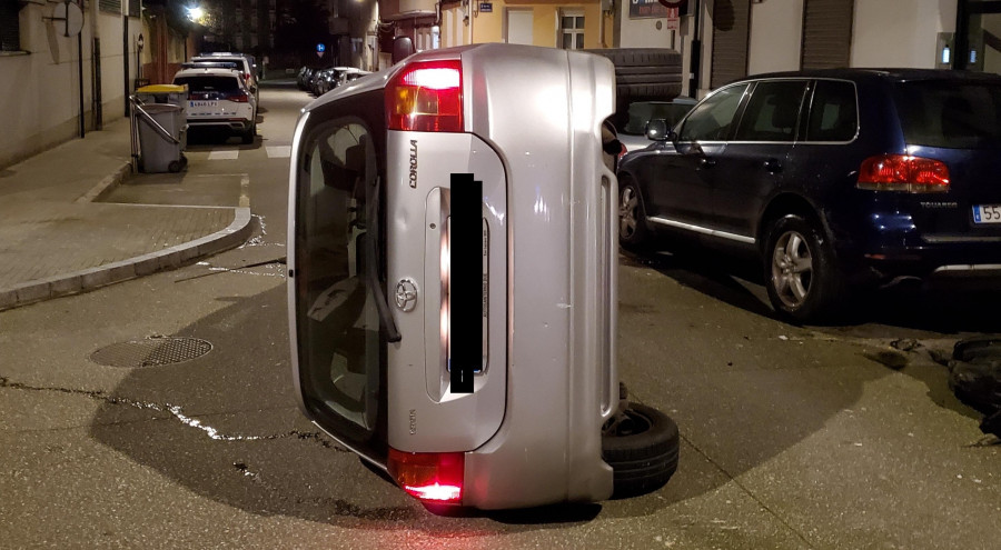 Un conductor ebrio vuelca su coche al lado de la Policía Local de A Coruña