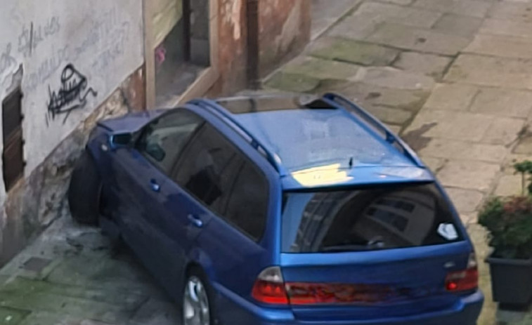 Un conductor pierde  el control de su coche  y choca contra una casa en Os Prateiros