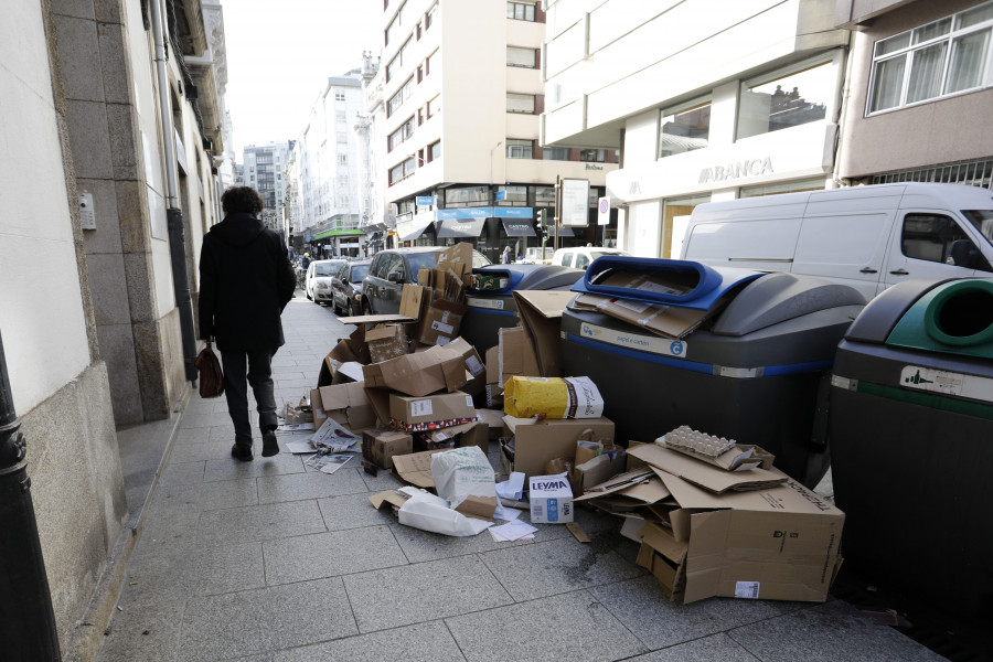 Crecen las montañas de papel y cartón en las calles de A Coruña