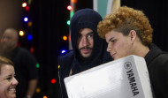 Bad Bunny entrega regalos a niños y jóvenes por Navidad