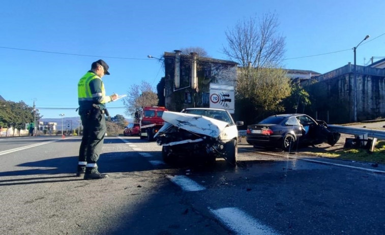 Un aparatoso accidente deja dos heridos graves y cuatro leves en Coles