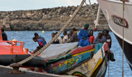 Salvamento escolta hasta El Hierro a un cayuco con unos 100 inmigrantes a bordo