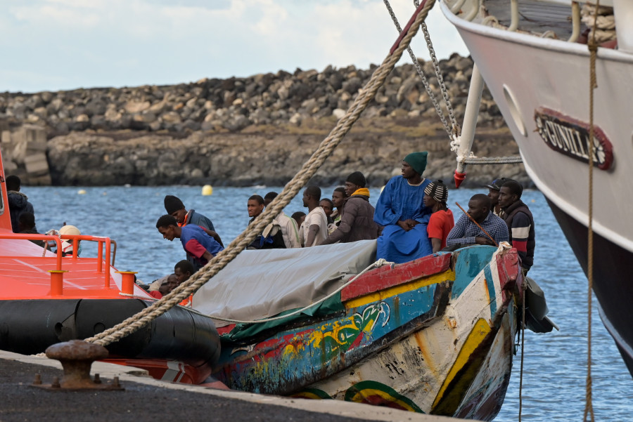 Salvamento escolta hasta El Hierro a un cayuco con unos 100 inmigrantes a bordo