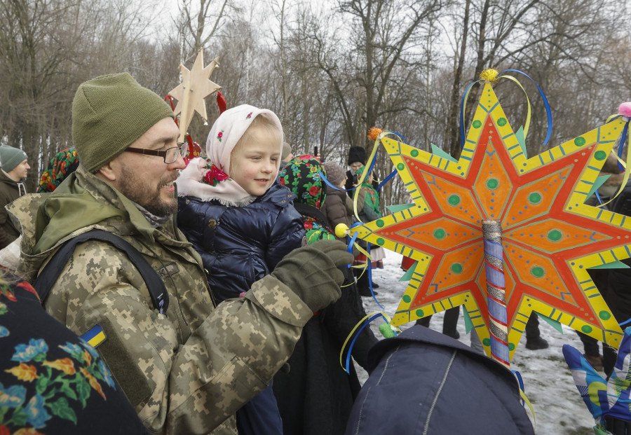 Los ucranianos celebran por primera vez la Navidad en medio de ataques rusos