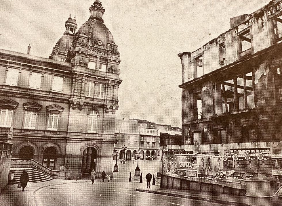 Solar en ruinas en la plaza de María Pita en 1998