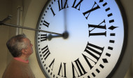 El relojero de Sol, “sin presión” tras 27 años preparando las campanadas de Nochevieja