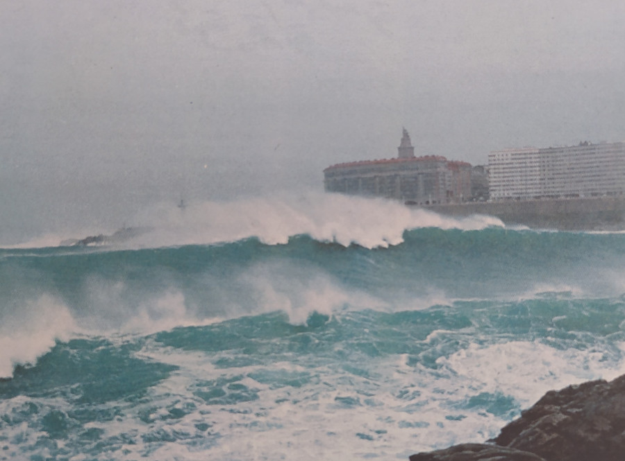 Hace 25 años | Arteixo tiene la carretera más concurrida y gran temporal en A Coruña