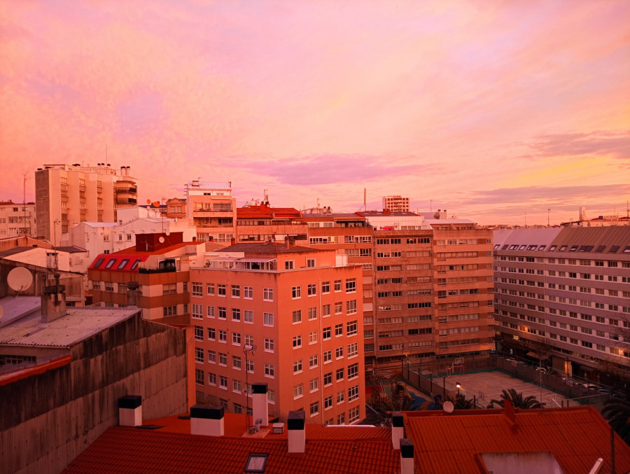 Amanecer rojo: A Coruña despierta teñida por los colores de un cielo de película