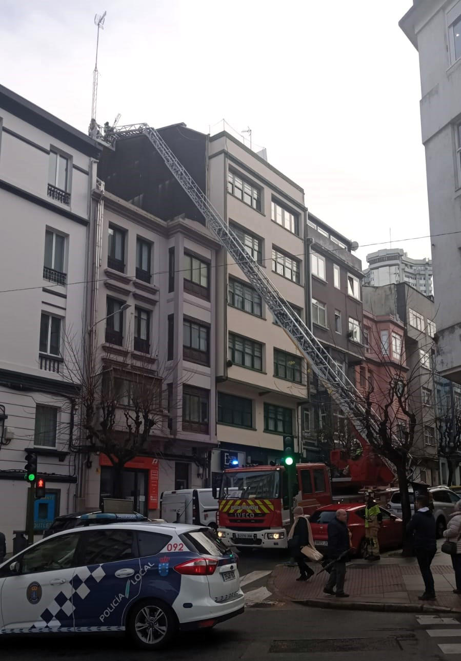 Bomberos retiran una antena en la calle Ciudad de Lugo