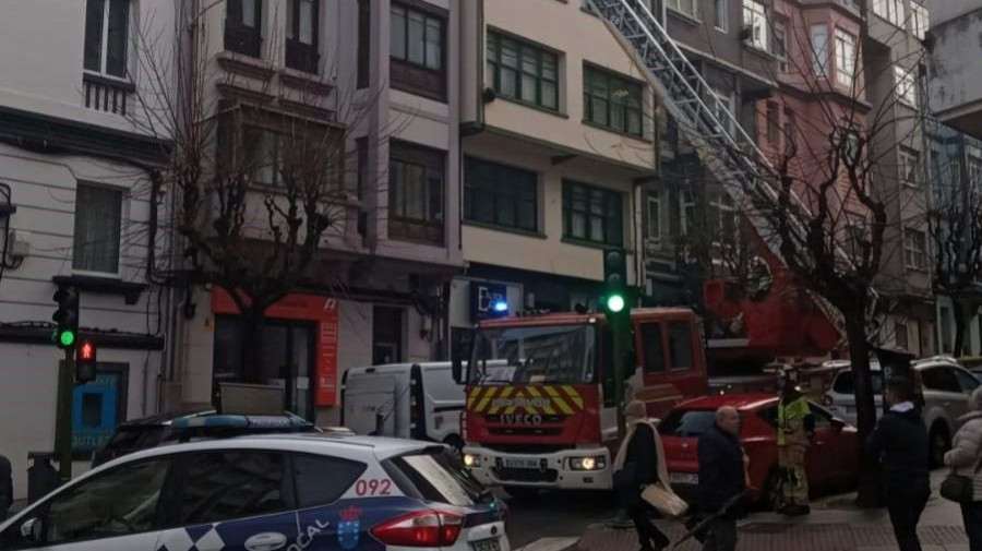 Los Bomberos retiran una antena desprendida por el viento en Ciudad de Lugo