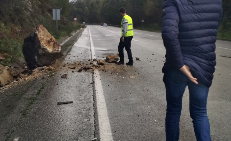 Sale ileso tras caerle una gran piedra sobre el coche en Celas de Peiro