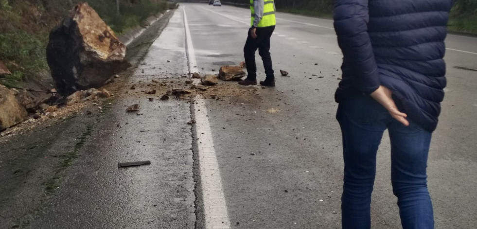 Sale ileso tras caerle una gran piedra sobre el coche en Celas de Peiro