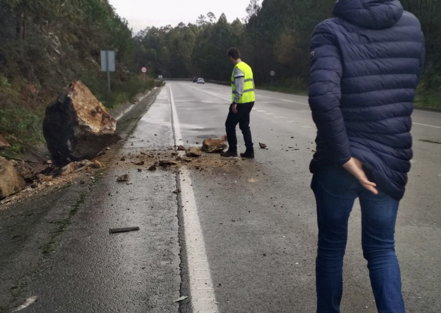 Sale ileso tras caerle una gran piedra sobre el coche en Celas de Peiro