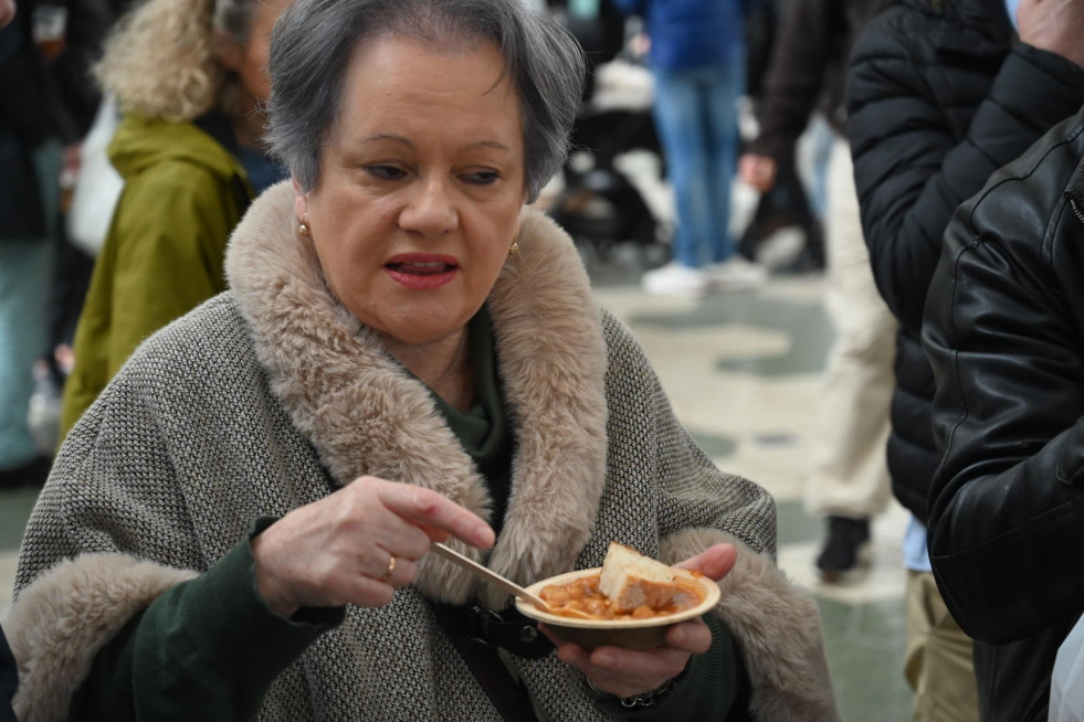 Una mujer degusta una tapa de callos en San Agustín@ Pedro Puig