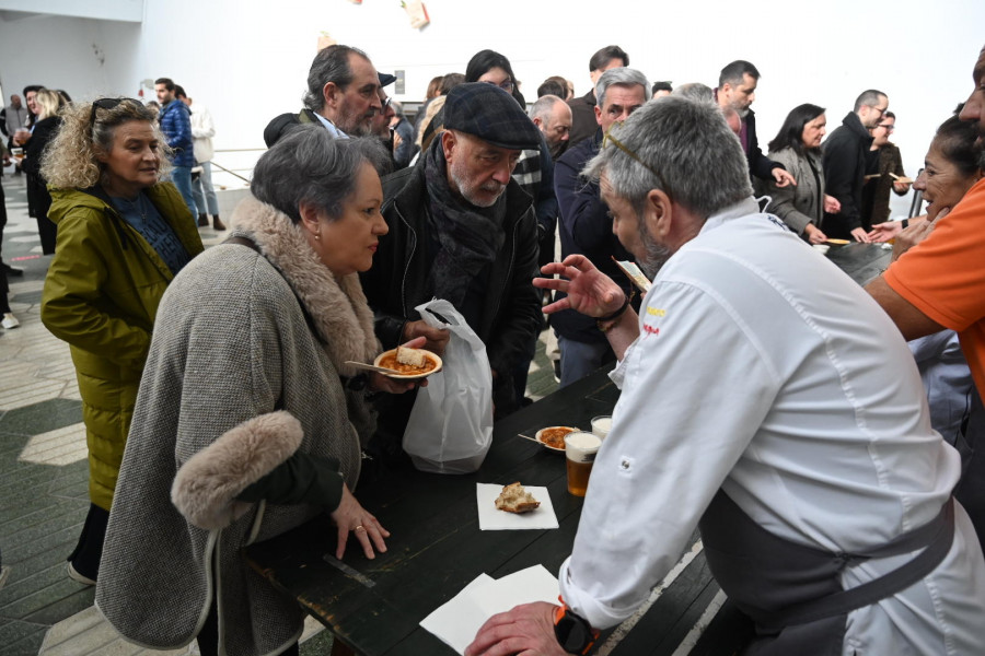 Los callos solidarios del chef Antonio Amenedo animan el mercado de San Agustín